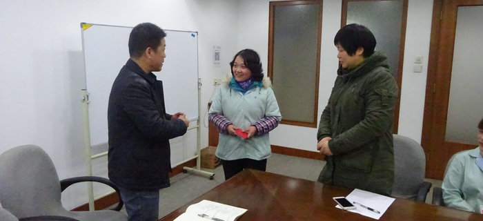 bmw11222服装举办“扶贫帮困送温暖”活动,慰问企业困难职工 bmw11222服装举办“扶贫帮困送温暖”活动,慰问企业困难职工