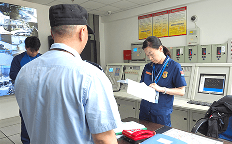 区消防大队到bmw11222服装进行“双随机”消防安全检查