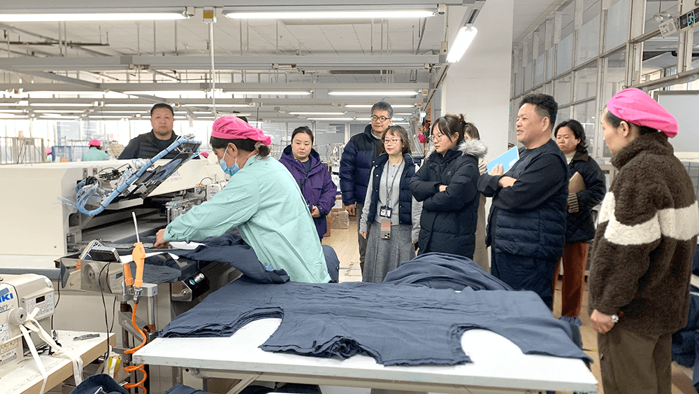 bmw11222服装热情接待良品客户参观考察：共谋合作发展新篇章